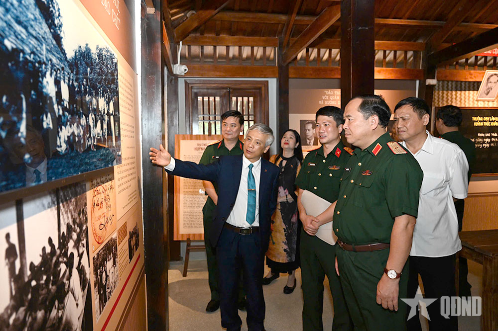 Không ngừng nỗ lực học tập, rèn luyện, xứng đáng là những người làm báo vừa hồng, vừa chuyên